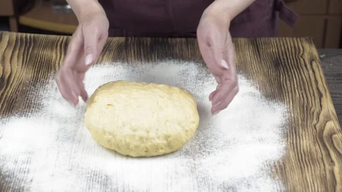 The chef prepares to prepare pizza in the kitchen Vídeos de archivo 88981914