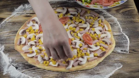 The chef prepares to prepare pizza in the kitchen Vídeos de archivo 88981916