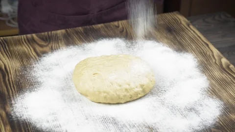 The chef prepares to prepare pizza in the kitchen Vídeos de archivo 88981920