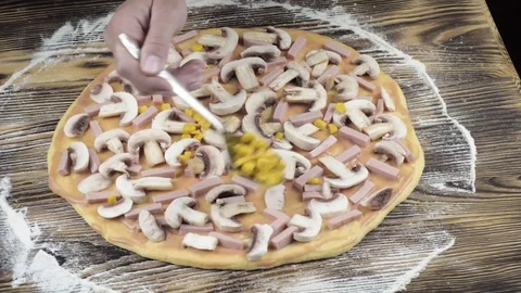 The chef prepares to prepare pizza in the kitchen Vídeos de archivo 88981924