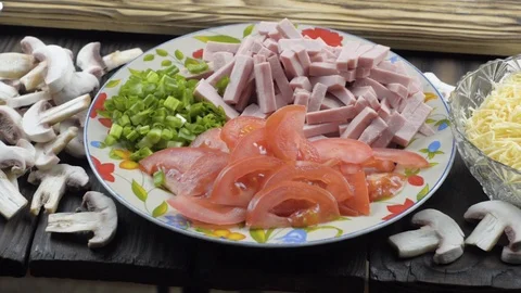 The chef prepares to prepare pizza in the kitchen Vídeos de archivo 88981926