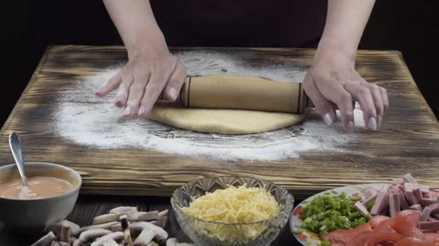 The chef prepares to prepare pizza in the kitchen Vídeos de archivo 88981937