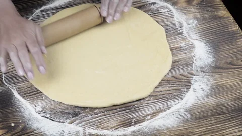 The chef prepares to prepare pizza in the kitchen Vídeos de archivo 88981941