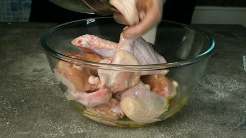 Chef prepares raw chicken wings. Vídeo Stock 132025229