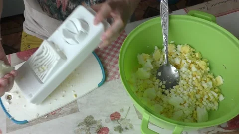 The chef prepares a salad with chicken meat Video stock 156673355