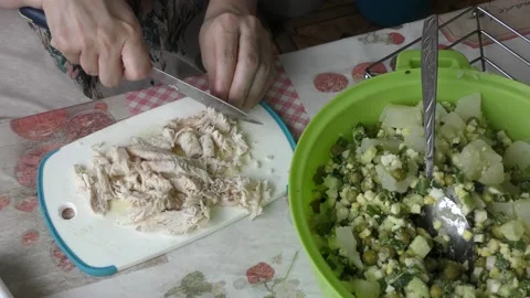 The chef prepares a salad with chicken meat Video stock 156677010