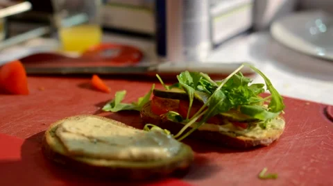 Chef prepares sandwich 库存影片 44407105