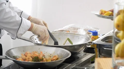 Chef prepares shrimp in a wok Stock Footage 115899228