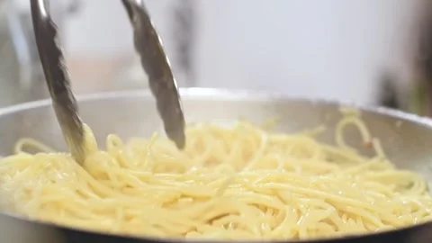 Chef prepares spaghetti aglio e olio in a frying pan. Stock-Footage 152529546