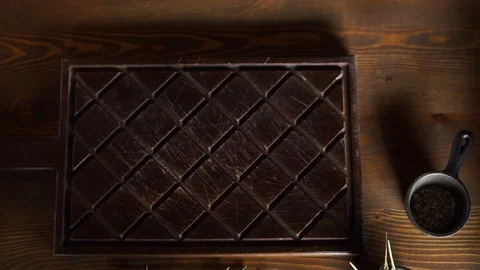 The chef prepares T-bone steak in his restaurant. He takes out a large piece of Vídeo Stock 107674337