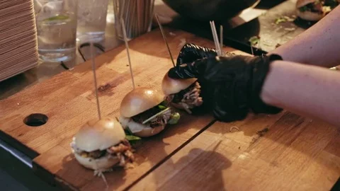 Chef prepares tiny burgers for party snack 動画素材 76827145