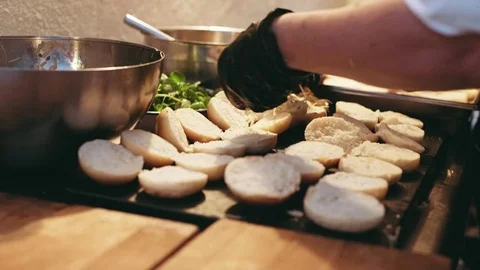 Chef prepares tiny burgers for party snack 動画素材 76827274