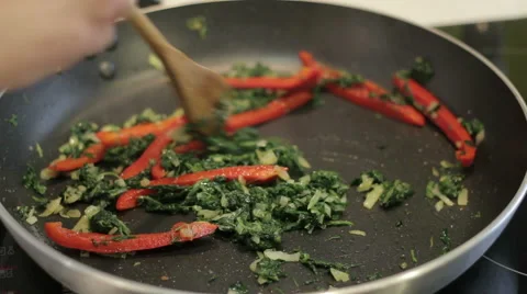 Chef prepares vegetables in a frying pan Vidéo 52782940