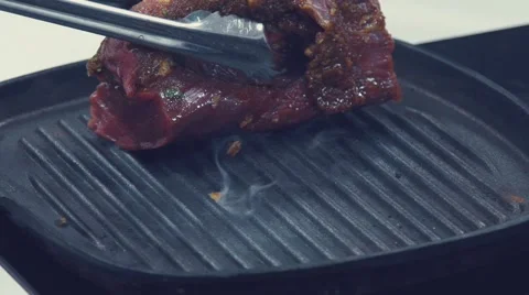 Chef preparing and spicing meat restaurant kitchen. Fry the meat Vidéo 68927247