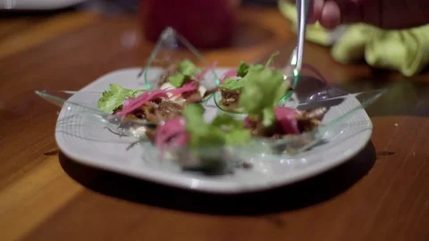 A chef preparing an appetizer. 库存影片 80607566
