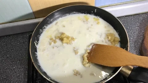 Chef preparing bechamel sauce. time lapse 動画素材 104825990