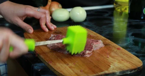 Chef preparing beef for coocking Stockbeeldmateriaal 147141523
