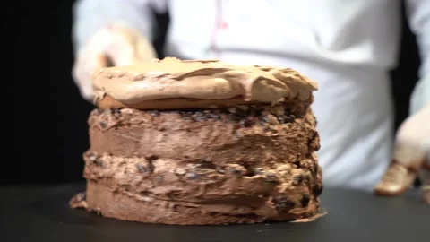 The chef is preparing a birthday or special day cake. Vídeos de archivo 150090544