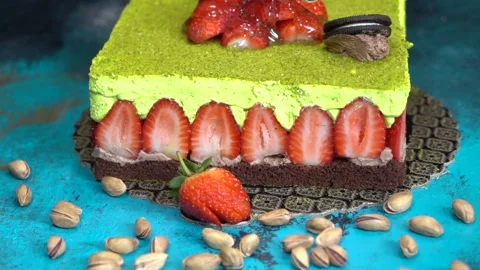 The chef is preparing a birthday or special day cake. Vídeos de archivo 150091426