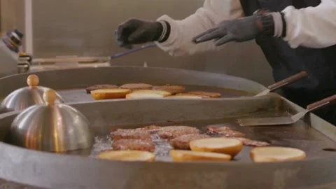 The Chef is preparing buns and cutlets for burgers 库存影片 219725935