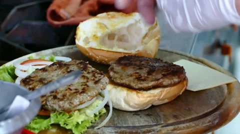 Chef preparing burger in kitchen Video stock 65508687