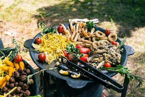 Chef preparing delicious seafood platter with grilled fish, shrimps, and Foto stock