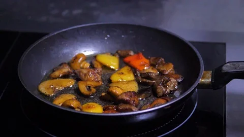 Chef preparing Flambe style dish on a pan. close-up 스톡 동영상 126761144