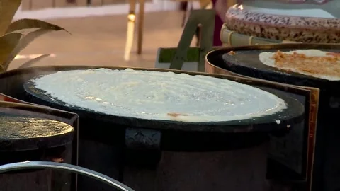 Chef Preparing Fresh Dosa at a Live Catering Counter Stockbeeldmateriaal 346389483