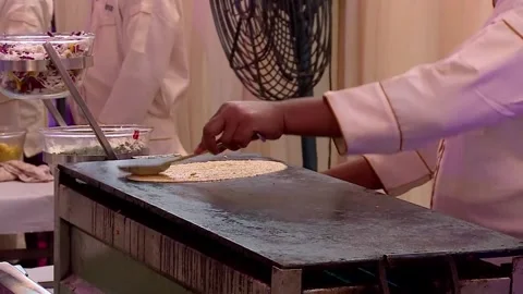 Chef Preparing Fresh Dosa at a Live Catering Counter Vidéo 346389486