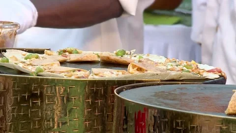 Chef Preparing Fresh Dosa at a Live Catering Counter Vidéo 346389518