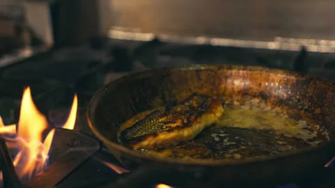 Chef Preparing Fresh Fish Seafood On a Kitchen Grill Over Open Fire Vidéo 280494710