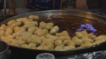 Chef preparing Fried Bread Stick, (youtiao, patongko, Banh Quay) Video stock 85960370