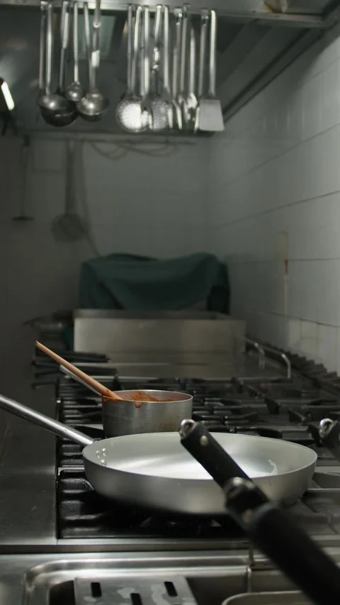 Chef Preparing The Frying Pan For The Meal Видео 274605700