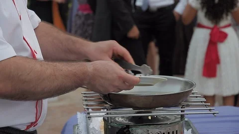Chef preparing grilled eels at a wedding Видео 105828694