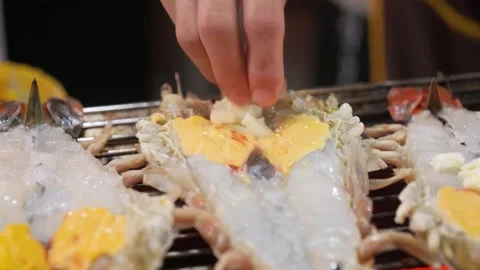 Chef Preparing Grilled Giant River Prawns with Creamy Tom Alley Видео 344217108