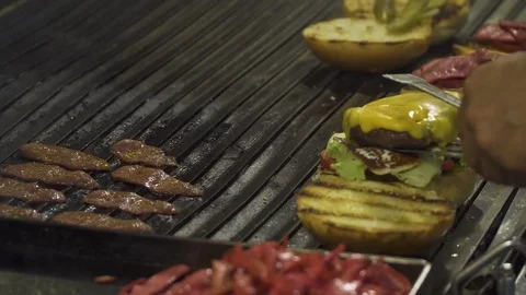 Chef preparing hamburger or sandwich in fast food restaurant Vídeo Stock 80564089