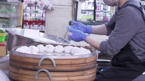 Chef preparing handmade Chinese baozi steamed buns Vídeo Stock 334982096