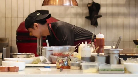 Chef Preparing Meal in Busy Kitchen Vidéo 289063622