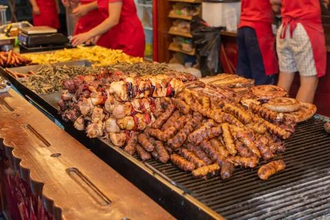 Chef preparing meat on the grill, during outdoor outside food festival Foto stock
