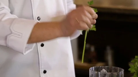 Chef preparing parsley to blend it Video stock 74716005