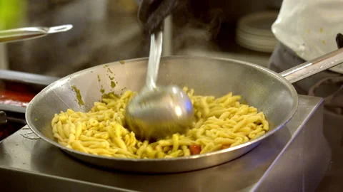 The chef is preparing pasta Видео 235580940