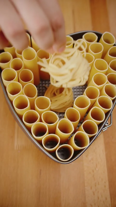 Chef Preparing Pasta with Meat Vídeos de archivo 283251927