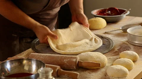 Chef preparing pizza dough Vídeos de archivo 32422737