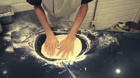 Chef preparing pizza in kitchen Video stock 65326847