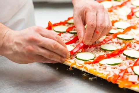 Chef preparing a pizza Foto stock