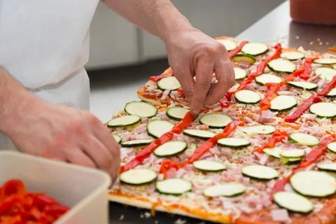 Chef preparing a pizza Stock-Fotos