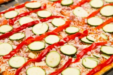 Chef preparing a pizza Stockfoto's