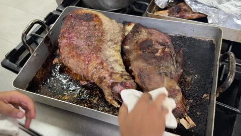 Chef preparing roasted lamb legs in a professional kitchen Video stock 344099981