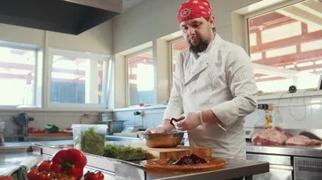 Chef preparing a salad mixing the ingredients in the kitchen of the restaurant 動画素材 86019509