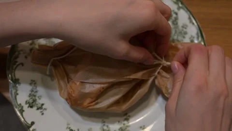 Chef preparing salmon and potatoes en papillote Video stock 305951479